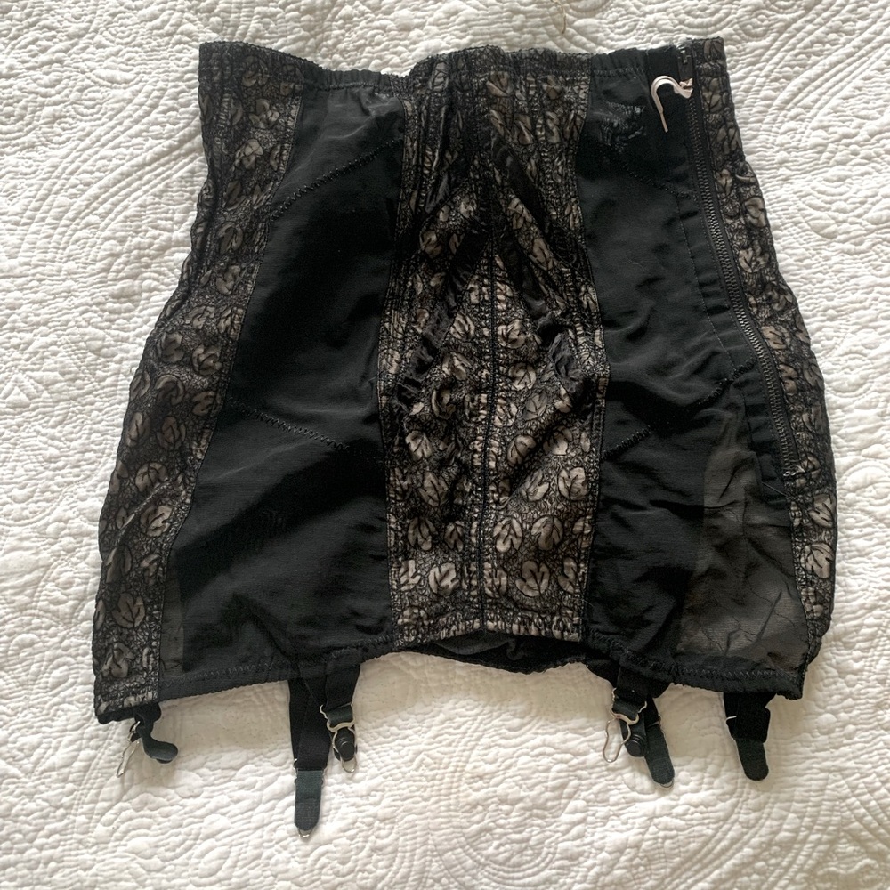 Vanity Garter Chamise Handstitched Detailing